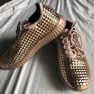 Rose gold tennishoes
